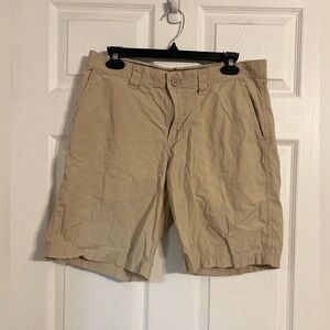 Columbia men’s size 32 beige khaki shorts with 10 inch inseam